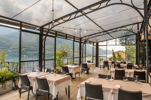 Outdoor terrace seating at Una Finestra restaurant in Lake Como