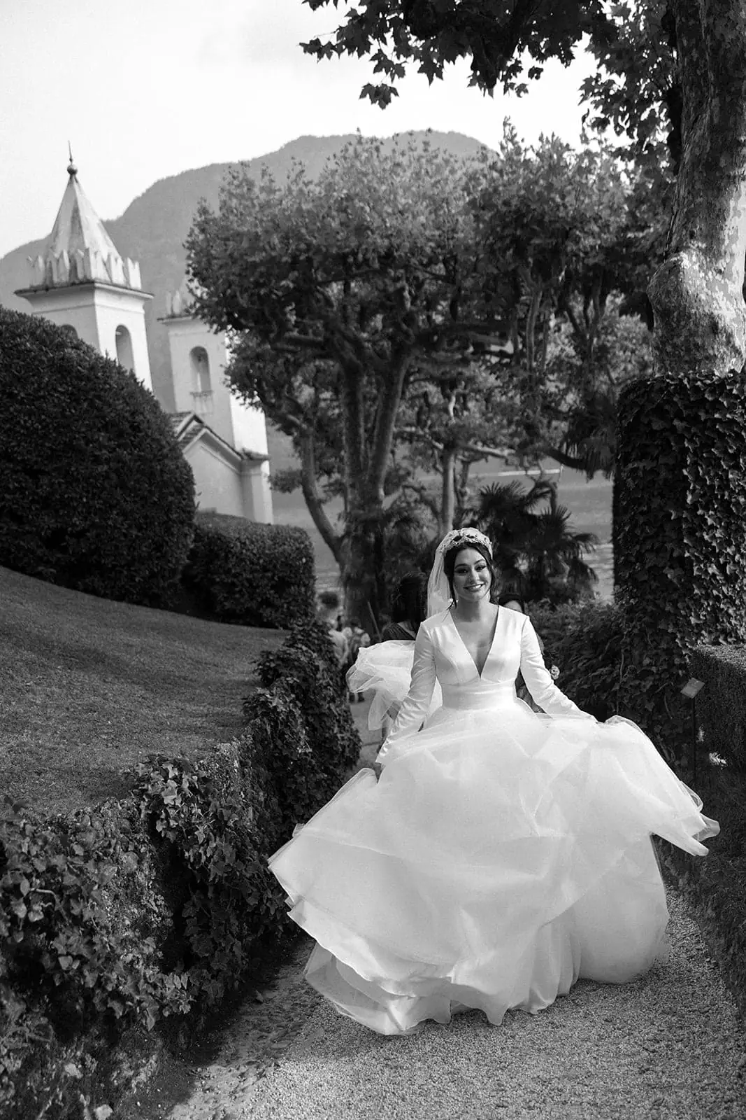 Bride walking grounds of Villa del Balbianello