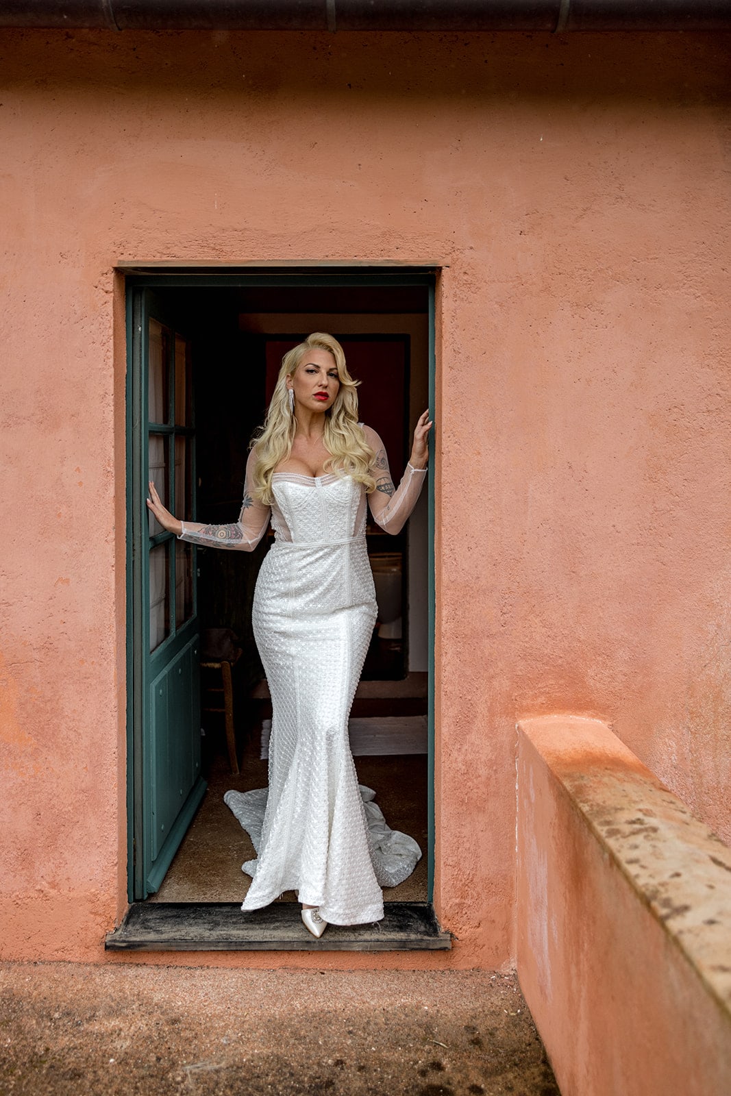 Bride wears a mermaid-style dress at her Italian farmhouse wedding venue