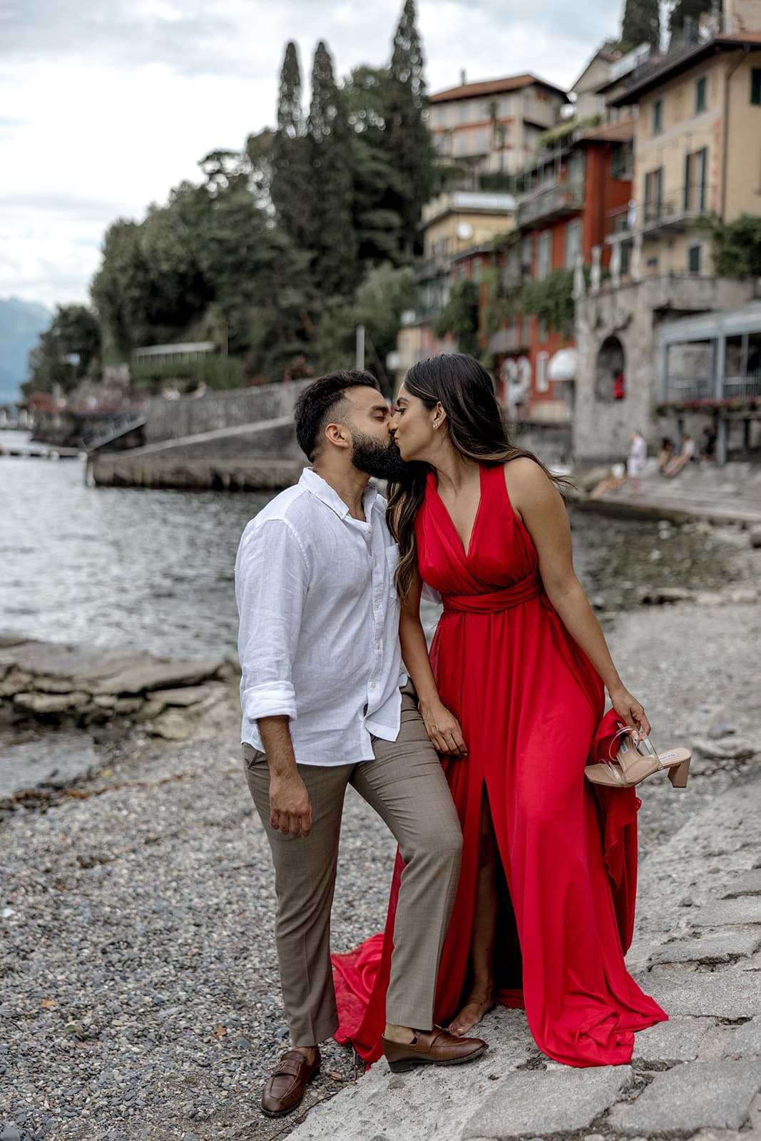 Man and woman kiss in Varenna, Lake Como