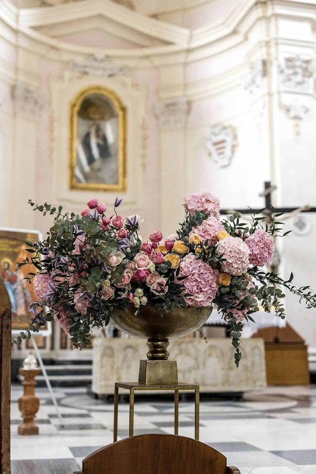 Pink and yellow flowers at a wedding in Duomo di Ravello in Italy