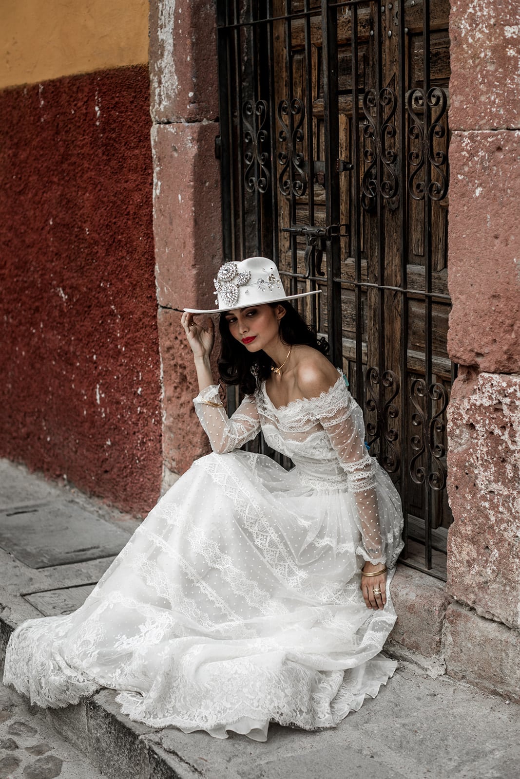 Bride wears Kuerno hat for Mexico wedding