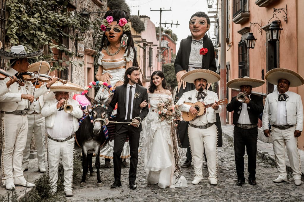 Wedding callejoneada and mariachi band