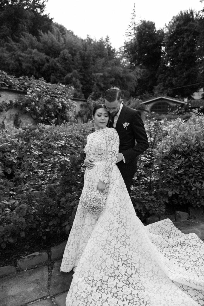 Bride and groom black and white portrait in Toscana gardens