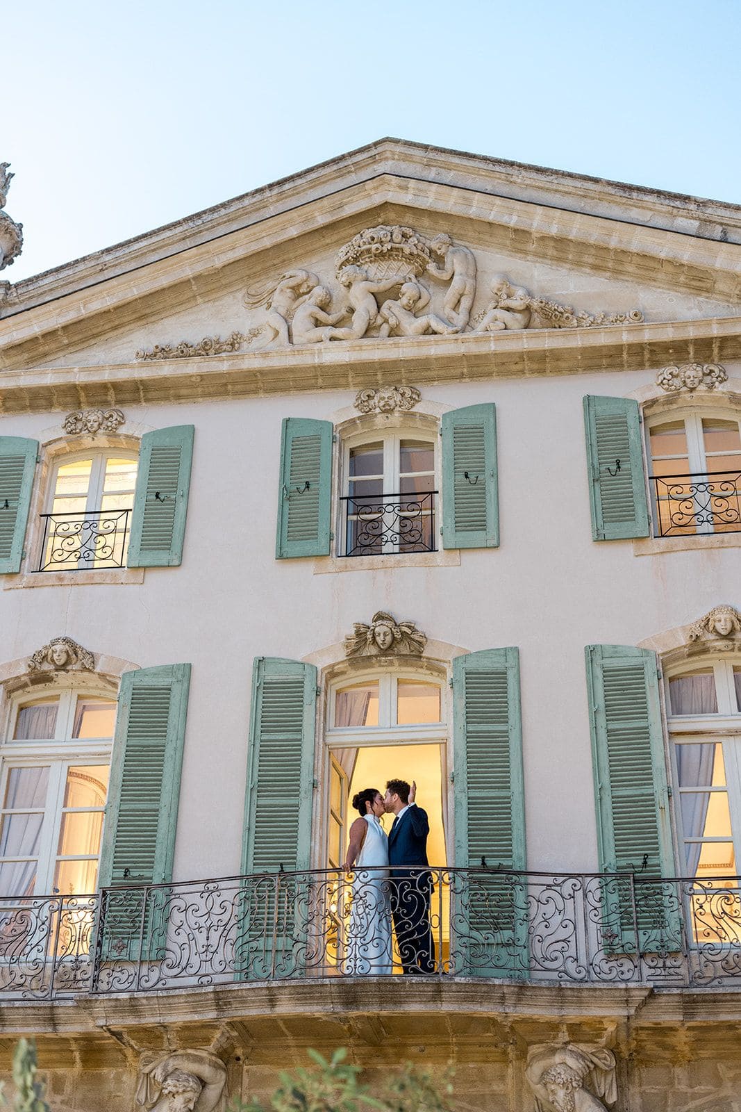 Bride and groom chateau tourreau balcony
